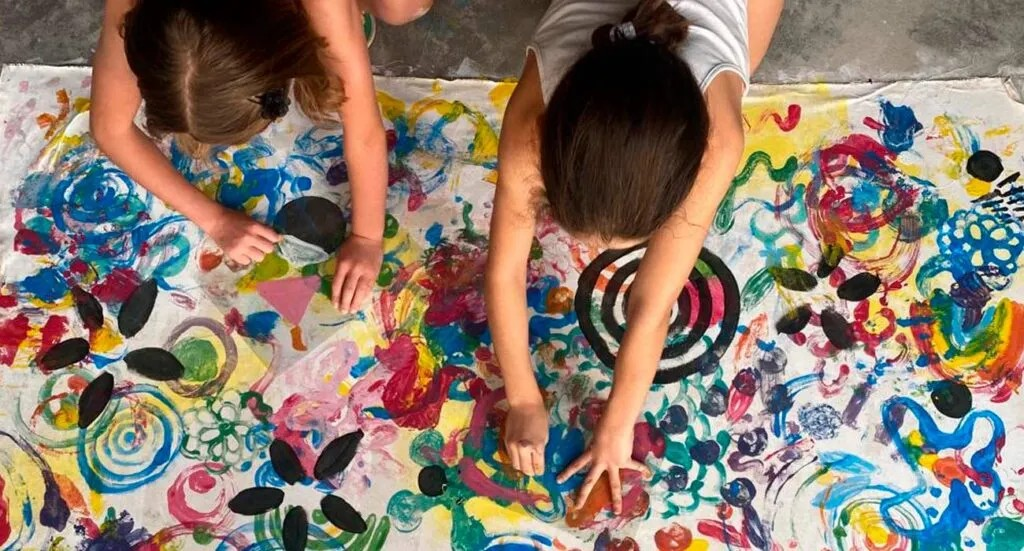 Niños y adolescentes exploran el arte en talleres vacacionales GAN