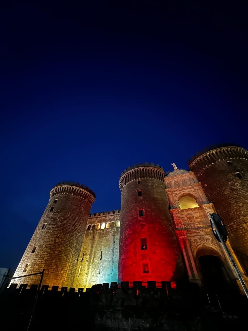 Nápoles ilumina simbólico castillo con colores de la bandera de Venezuela en memoria de víctimas de terremotos